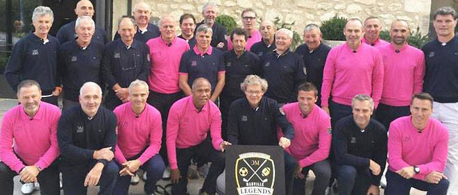 L'equipe des footballeurs jouait en rose tandis que les rugbymen etaient en bleu marine.