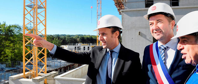 Sur le chantier du projet immobilier << La Coudraie >> a Poissy, Emmanuel Macron, Roland Castro (a droite) et le maire de la ville, Karl Olive.