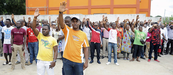 Des supporteurs de l'opposant Jean Ping le 9 septembre 2016 a Libreville.