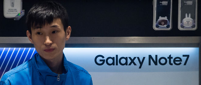 Un vendeur de Samsung dans un magasin de Hong Kong.