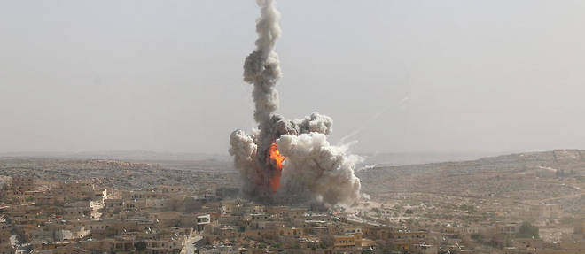 Un bombardement d'un avion russe sur un quartier d'Alep, le 4 octobre 2016.