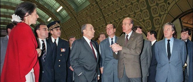 Trois presidents autour d'Anne Pingeot : Francois Mitterrand, Jacques Chirac et Valery Giscard d'Estaing lors de l'inauguration de la gare d'Orsay transformee en musee.