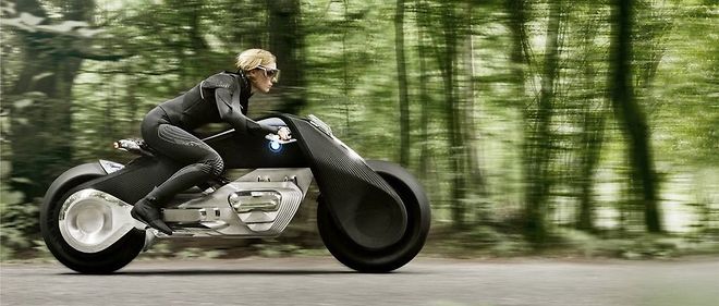 Le concept Motorrad Vision Next 100 prefigure la moto de 2030 selon BMW, que l'on pourra conduire sans risque en chemisette.