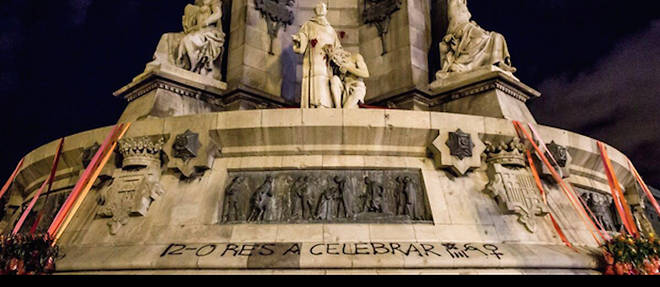 A Barcelone, le monument en hommage a Christophe Colomb a ete tague avec l'inscription "12 octobre, rien a celebrer".
