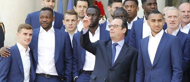 Francois Hollande avec l'equipe de France de football. Emmanuel Petit est outre par les propos du chef de l'Etat : "Je trouve que c'est un raccourci que ne devrait pas prendre le president de la Republique. Ca me decoit, mais ca ne me surprend pas."