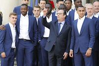 François Hollande avec l'équipe de France de football. Emmanuel Petit est outré par les propos du chef de l'État : 