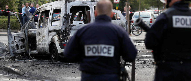 
Quatre policiers ont ete attaques samedi avec des cocktails Molotov a Viry-Chatillon (Essonne).
