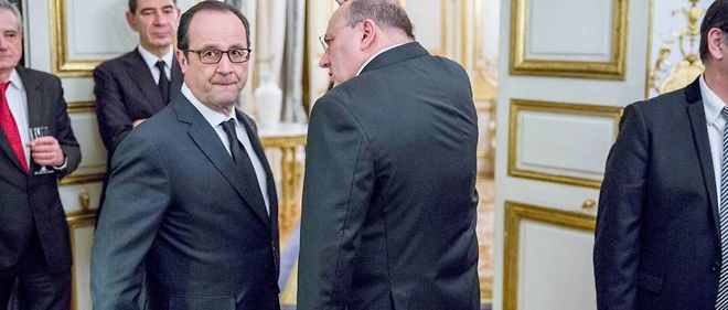 Francois Hollande, president de la Republique, parle avec Julien Dray au cours de la remise de la Legion d'honneur a Robert Zarader au palais de l'Elysee, a Paris, le mercredi 4 fevrier 2015.