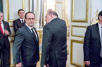 Francois Hollande, president de la Republique, parle avec Julien Dray au cours de la remise de la Legion d'honneur a Robert Zarader au palais de l'Elysee, a Paris, le mercredi 4 fevrier 2015. (C)Jean-Claude COUTAUSSE