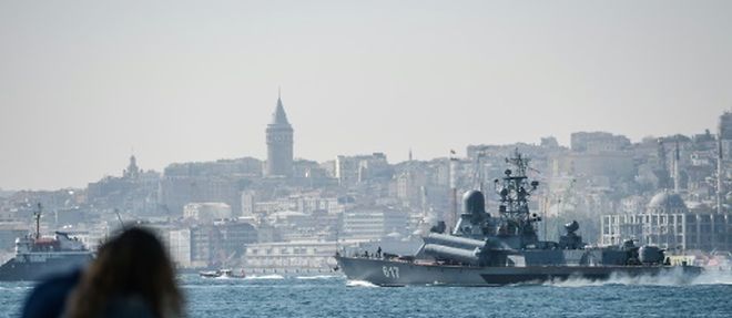 Le bateau de guerre russe class Corvette 617 "Mirazh" traverse le Bosphore a Istanbul et se dirige vers la Syrie, le 7 octobre 2016