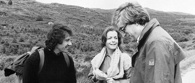 Complices. Bertrand Tavernier (a droite), realisateur, avec ses acteurs Harvey Keitel et Romy Schneider et Bertrand Tavernier, sur le tournage de La Mort en direct (1980).