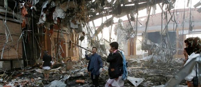 Des equipes de secours recherchent des victimes apres le bombardement meurtrier d'une ceremonie funeraire, le 8 octobre 2016 a Sanaa