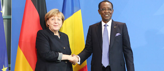 La chanceliere allemande Angela Merkel et le president de l'Union africaine, Idriss Deby, le 12 octobre 2016 a Berlin, une illustration de l'interet continu de l'Allemagne pour le continent africain.