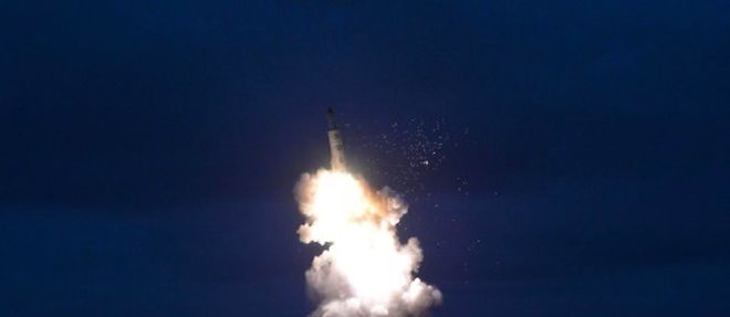 Photo non datee fournie le 25 aout 2016 par l'agence nord-coreenne KCNA d'un tir de missile dans un lieu indetermine 