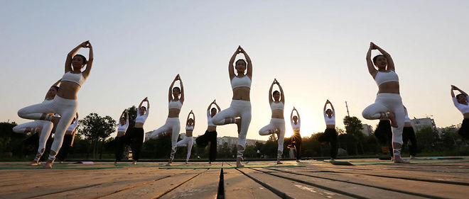 Si le yoga est aujourd'hui davantage associe a des postures, les premiers textes indiens insistent moins sur le corps que sur l'esprit.