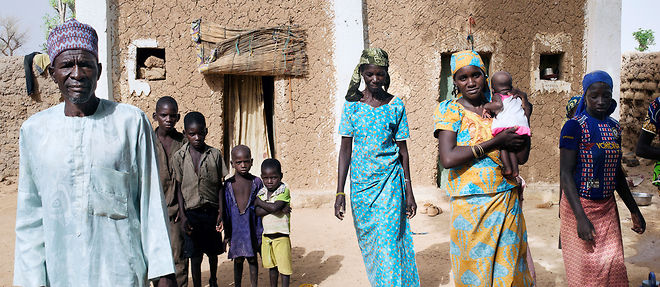 Endeuilles. Mamane Manzou (a g.) et son epouse Hamsatou (au centre) vivent dans le village de Ragana, dans le sud du Niger.  Ils ont perdu six membres de leur famille partis tenter leur chance en Algerie. 