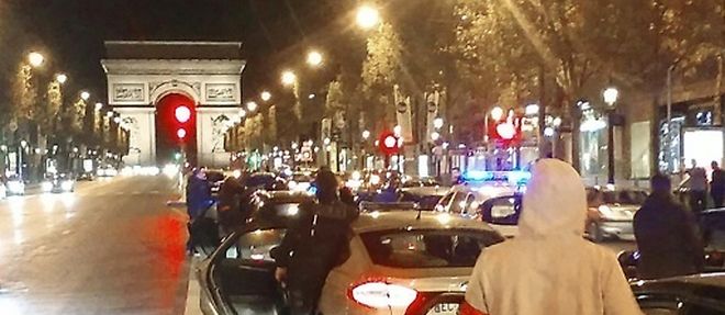 Environ 500 policiers se sont rassembles sur les Champs-Elysees dans la nuit du 17 au 18 octobre 2016
