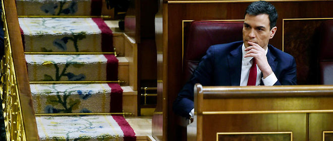L'ex-secretaire et candidat du PSOE Pedro Sanchez sur son banc a l'assemblee. Il a annonce qu'il quitterait son siege si jamais on le force a s'abstenir devant Rajoy. / AFP / PIERRE-PHILIPPE MARCOU