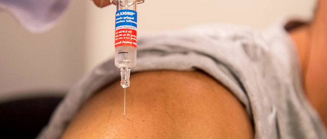 Une personne vaccinee contre la grippe a Lille en 2015.
