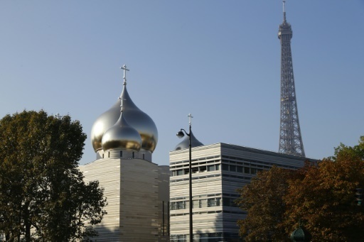 Le "centre spirituel et culturel orthodoxe" russe, surplombe par les cinq bulbes dores de sa grande cathedrale, le 12 octobre 2016 a Paris