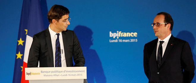 Parrain. Francois Hollande, en visite a la BPI, presidee par Nicolas Dufourcq (a gauche), a Maison-Alfort (Val-de-Marne), le 16 mars 2015. Le president de la Republique a porte la banque sur les fonts baptismaux fin 2012.