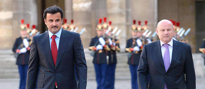 Malaise. L'emir du Qatar, cheikh Tamim ben Hamad al-Thani, en visite officielle a Paris, en 2014, est recu a l'hotel des Invalides par Jean-Marie Le Guen, secretaire d'Etat charge des Relations avec le Parlement.
 