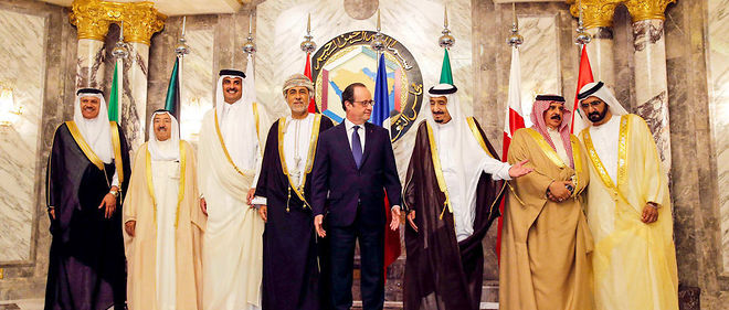 Une invitation sans precedent. Le president francais, invite d'honneur a Riyad (Arabie saoudite), le 5 mai 2015. C'est la premiere fois qu'un chef d'Etat occidental etait invite au sommet des monarchies du Golfe. De g. a dr. : l'emir du Qatar, cheikh Tamim ben Hamad al-Thani, le representant du sultanat d'Oman, Sayyid Shihab ben Tariq al-Said, Francois Hollande, le roi Salmane d'Arabie saoudite, le roi de Bahrein, Hamad ben Issa al-Khalifa, et l'emir de Dubai, cheik Mohammed ben Rachid al-Maktoum.