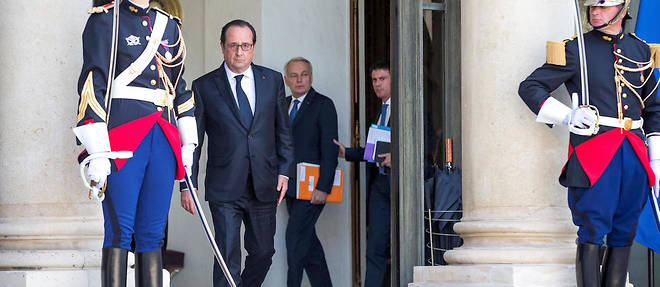 Exit. Le chef de l'Etat, a la sortie d'un conseil des ministres exceptionnel lors de la crise du Brexit, le 24 juin. Il est accompagne du ministre des Affaires etrangeres, Jean-Marc Ayrault, et du Premier ministre, Manuel Valls.