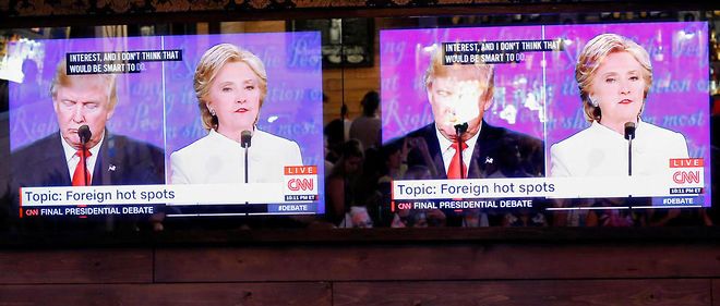A la fin du debat, Donald Trump a quitte la scene l'air furibond sans serrer la main d'Hillary Clinton. 