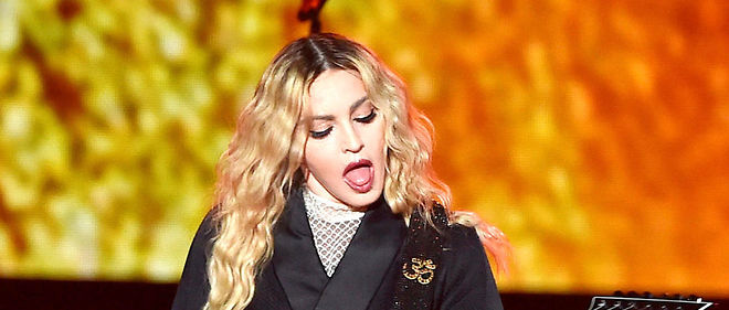 Madonna cree le buzz et incite a voter Hillary Cliton. 