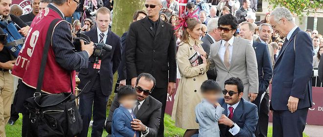 Le cheikh Joaan ben -Hamad al-Thani (a dr.) avec l'un de ses fils au Qatar Prix de l'Arc de Triomphe, a Paris, en 2012.
 