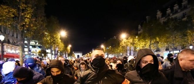 Manifestation de policiers sur les Champs Elysees dans la nuit du 20 au 21 octobre 2016 a Paris