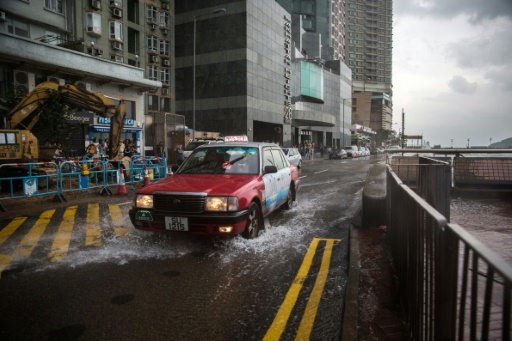 Les rues de Hong Kong pratiquement désertes à l'approche du typhon Haima, le 21 octobre 2016 © ANTHONY WALLACE AFP