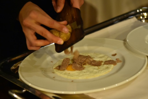 Un serveur rape de la truffle blanche dans le restaurant étoilé Michelin Villa D'Amelia, le 15 octobre 2016 à Benevollo, dans le Piémont italien © GIUSEPPE CACACE AFP