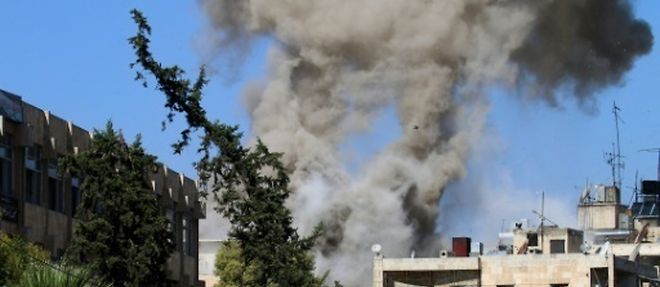 De la fumee s'eleve au-dessus de batiments d'un quartier rebelle d'Alep, le 20 octobre 2016 en Syrie