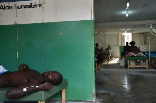 Mason, malade du choléra reçoit des soins à l'hôpital Saint Antoine de Jérémie, en Haïti, le 22 octobre 2016 © HECTOR RETAMAL AFP