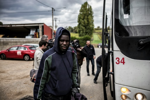 Des migrants évacués de la "Jungle" à Calais à leur arrivée le 24 octobre 2016 à Chardonnay © JEFF PACHOUD AFP