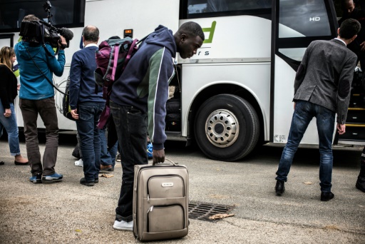 Des migrants évacués de la "Jungle" à Calais à leur arrivée le 24 octobre 2016 à Chardonnay © JEFF PACHOUD AFP