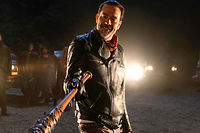 Jeffrey Dean Morgan, alias Negan le Terrible (et sa fidele batte Lucille), recrue de choc pour cette nouvelle saison de "The Walking Dead" (AMC).