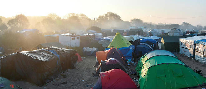 Des tentes de migrants dans la "jungle" de Calais durant l'evacuation, fin octobre 2016.