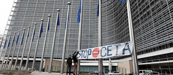 Le 27 octobre, devant la Commission europeenne a Bruxelles, deux hommes tendent une banderole "Stop Ceta" . 