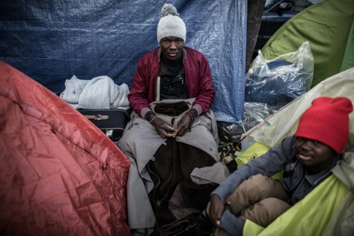 Des migrants installés dans des tentes igloo qui se multiplient le 27 octobre 2016 à Paris © PHILIPPE LOPEZ AFP