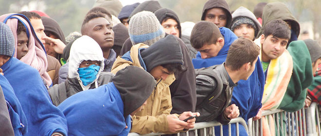 Des migrants attendent le bus a Calais. Image d'illustration.