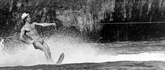 Imperial. Jean-Paul Belmondo dans << Le Magnifique >> (1973), de Philippe de Broca. Au cours de cette celebre sequence, il repond au telephone tout en faisant du ski nautique.