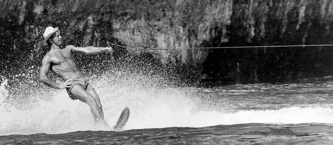 Imperial. Jean-Paul Belmondo dans << Le Magnifique >> (1973), de Philippe de Broca. Au cours de cette celebre sequence, il repond au telephone tout en faisant du ski nautique.