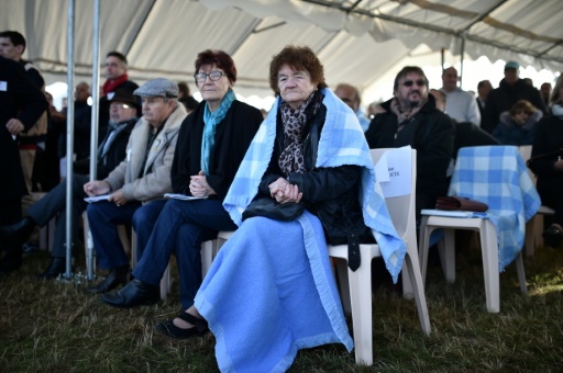 Des personnes lors de l'hommage rendu par François Hollande aux Tziganes internés sous Vichy, le 29 octobre 2016 à Montreuil-Bellay © JEAN-SEBASTIEN EVRARD                AFP