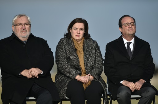 Jean-Marc Todeschini, Emmanuelle Cosse et François Hollande lors de l'hommage aux Tziganes internés sous Vichy, le 29 octobre, à Montreuil-Bellay © JEAN-SEBASTIEN EVRARD                AFP