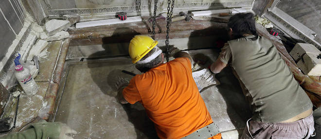 Des scientifiques ont ouvert le tombeau de Jesus a Jerusalem, pour la premiere fois depuis au moins deux siecles.