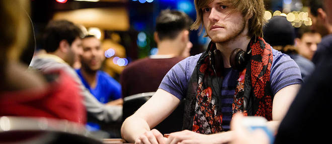 Dans les prochaines semaines, le marche du poker en ligne va evoluer davantage qu'en six ans ! Ici, le joueur de Poker Charlie Carrel lors d'un tournoi a Londres en 2015.