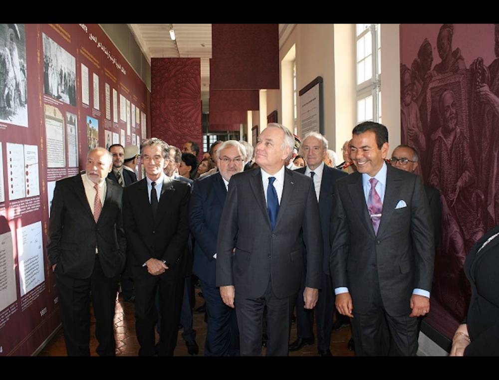 Le prince Moulay Rachid et Jean-Marc Ayrault, ministre français des Affaires étrangères, lors du vernissage de l'exposition "Le Maroc à travers les âges". ©  DR
